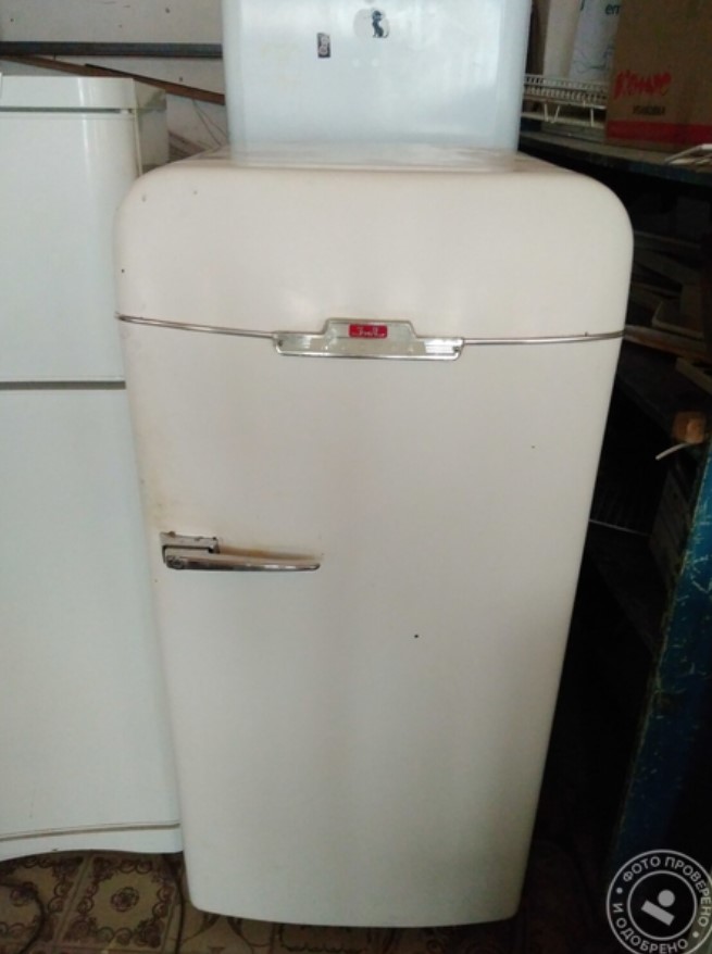 белый старый холодильник